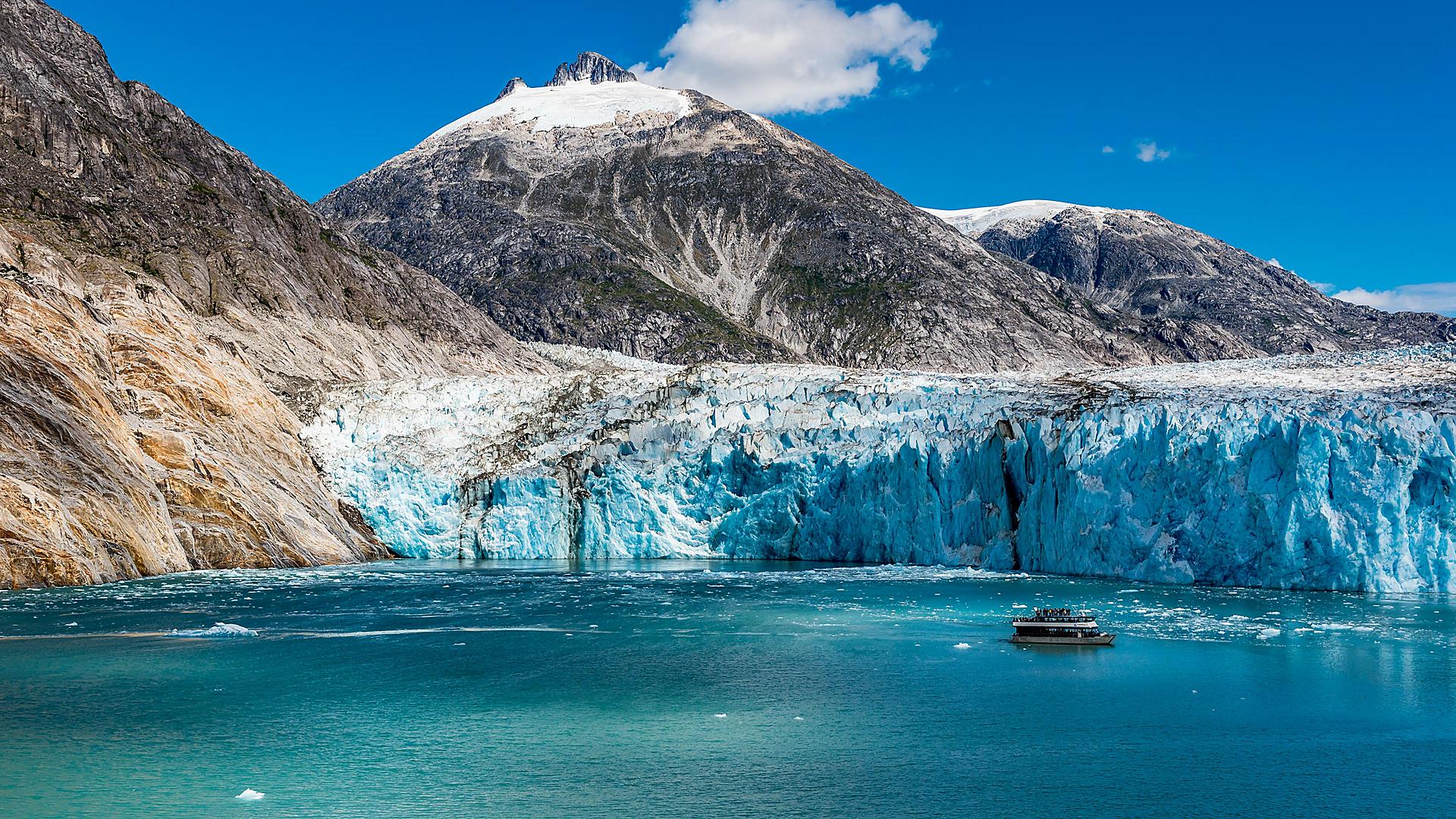 alaska-glacier-wide-angle-with-boat-and-snow-capped-mountains