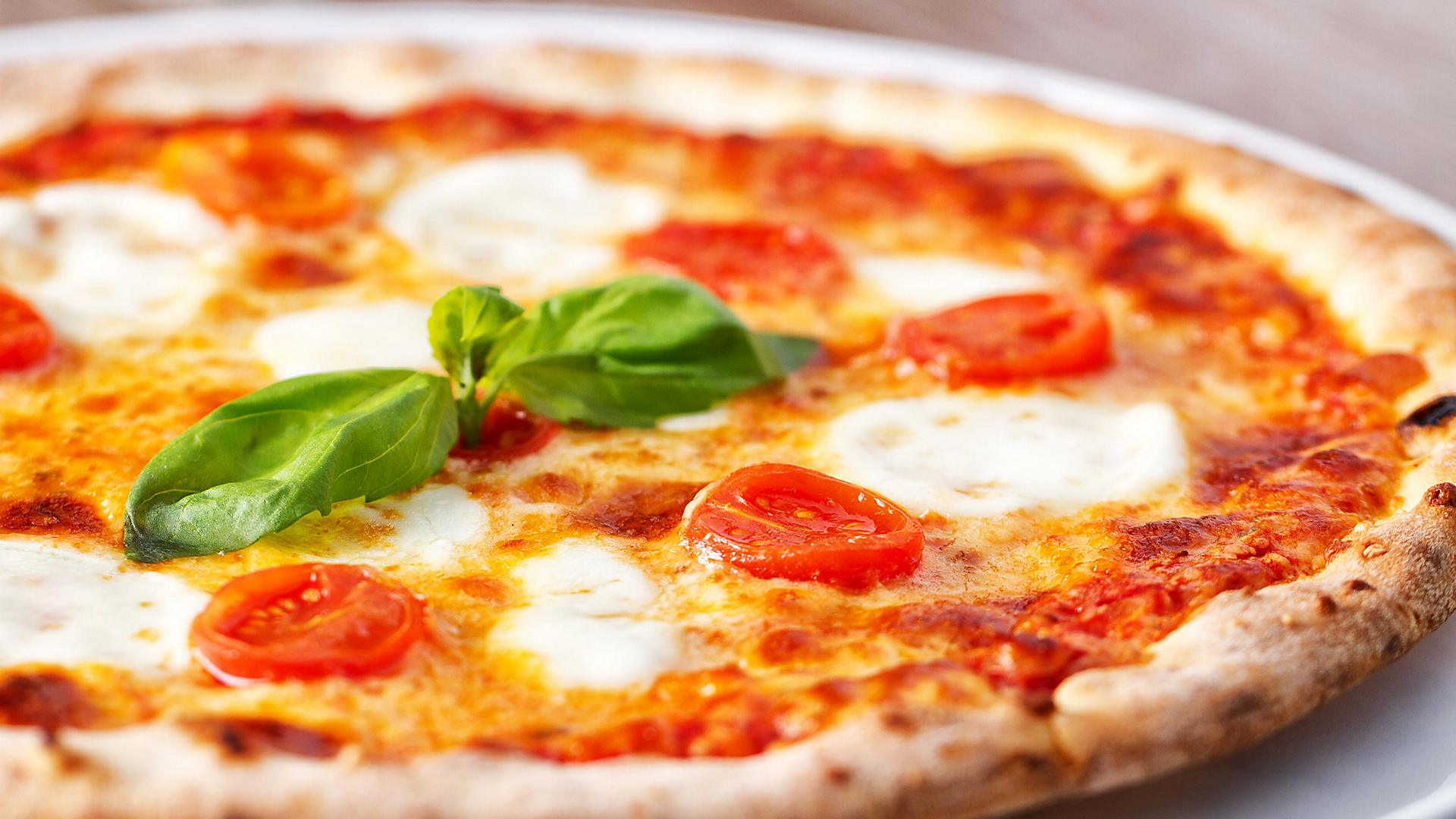 naples-Italy-margherita-pizza