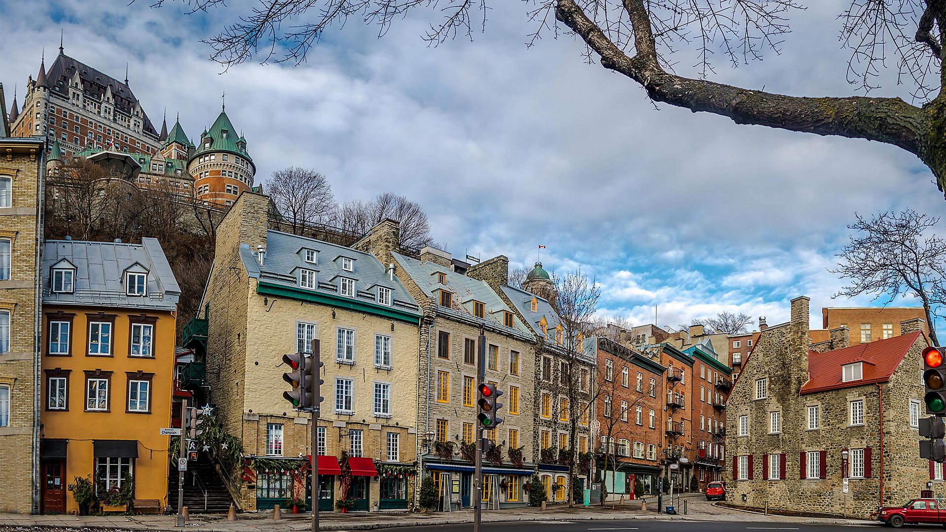 quebec-city-houses-and-frontenac-castle-canada